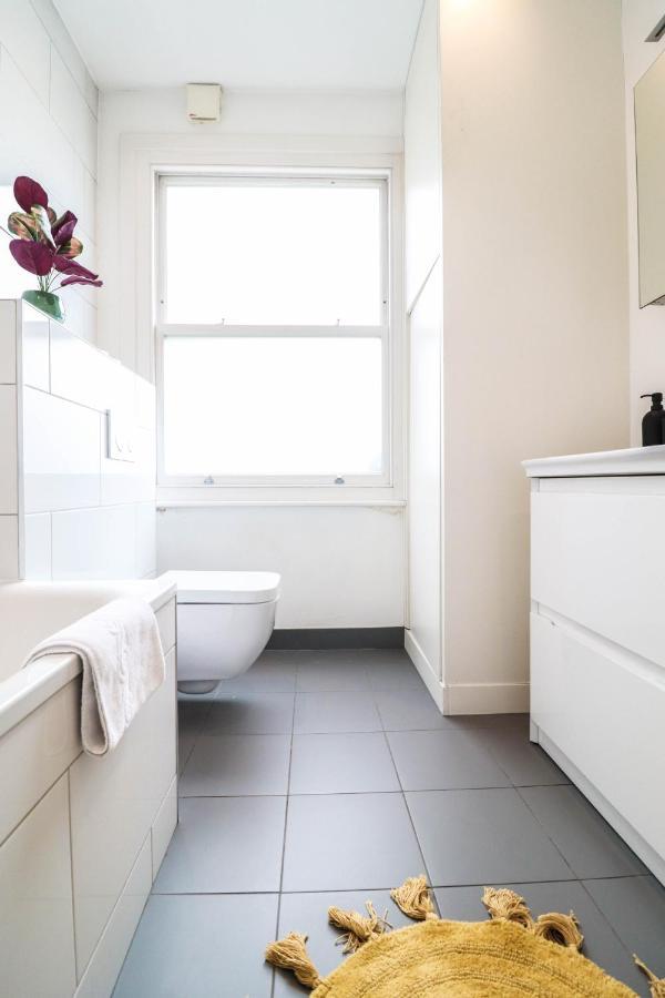 Modern & Spacious 1 Bedroom Clapham Junction Flat London Bagian luar foto